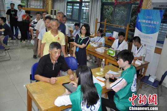 為避免過度診治，目前,，復旦大學附屬腫瘤醫(yī)院開展的前列腺癌篩查活動只針對發(fā)病的高危人群推出,。　王懿輝 攝