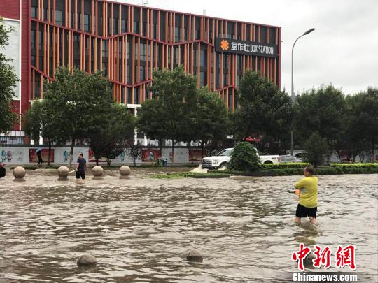 圖為24日上午河北廊坊市區(qū)街頭積水嚴(yán)重,?！∷蚊魸?攝