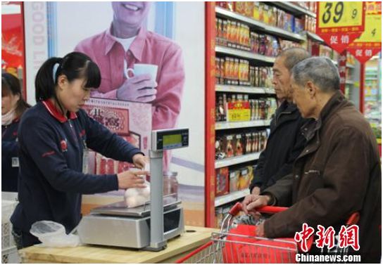 資料圖：在保定市北市區(qū)一家大型超市內(nèi),，促銷員正在為購買雞蛋的市民稱量、打包,。李芳華 攝