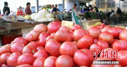 資料圖：市某農(nóng)貿(mào)市場里頭里出售的西紅柿,。