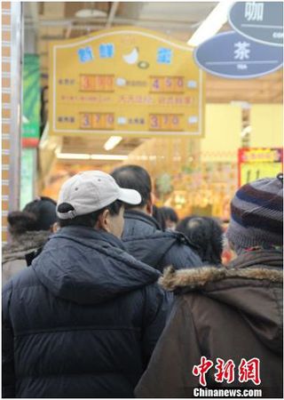 資料圖：在保定市北市區(qū)一家大型超市內(nèi),，市民正在排隊(duì)購買雞蛋,。李芳華 攝