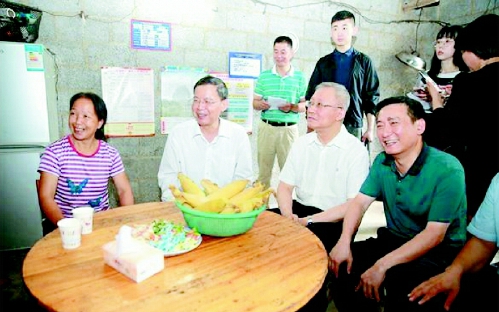 ▲調研組走進靖西市龍邦鎮(zhèn)大莫村村民家中座談交流,，了解貧困戶呂母千通過開辦家庭酒坊,，每月增收一千多元的脫貧經(jīng)驗,。