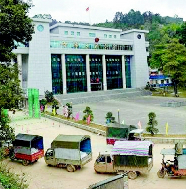     ▲作為國家一類口岸,，調研組所到的龍邦口岸,，中越互市貿易日漸發(fā)達。附近貧困戶依托擺渡貨物的“三輪車經(jīng)濟”每日可增收一百五十元左右,。