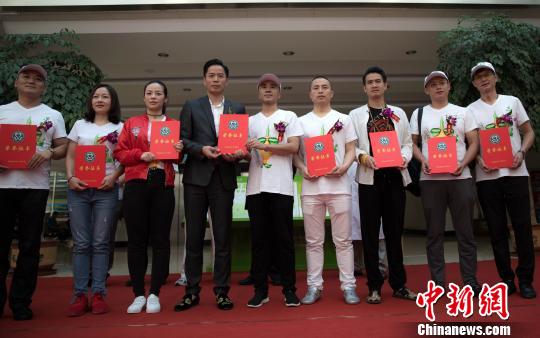 圖為青海省社會(huì)工作協(xié)會(huì)向愛(ài)心人士代表頒發(fā)捐贈(zèng)證書?！＄娦?攝