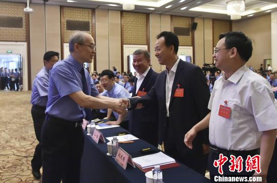 張軍檢察長與參加研討班的全國人大代表和專家代表交流,。　程丁 攝