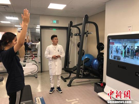 江蘇省人民醫(yī)院健康管理中心醫(yī)生對(duì)體檢者進(jìn)行運(yùn)動(dòng)指導(dǎo),，做平衡能力訓(xùn)練,。　郭亞楠 攝