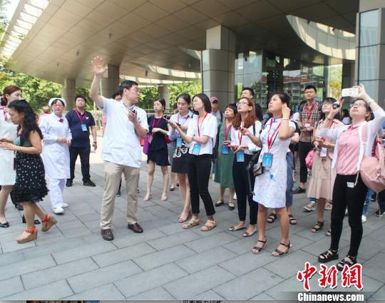 江蘇省人民醫(yī)院門診部主任武曉泓介紹該院門診分布相關(guān)情況,?！『钣昝?攝