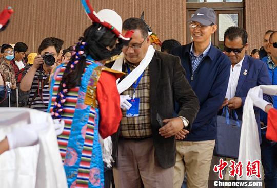 為尼泊爾旅游代表獻(xiàn)哈達(dá),。西藏旅發(fā)委供圖