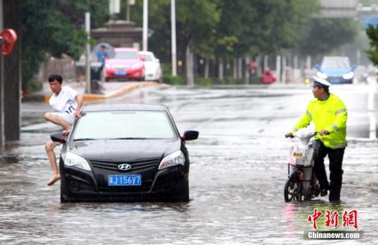 7月24日,，受臺風(fēng)“安比”影響,，天津現(xiàn)今夏最強(qiáng)降雨。圖為一輛小轎車“拋錨”在雨中,。<a target='_blank' href='http://www.chinanews.com/'>中新社</a>記者 張道正 攝