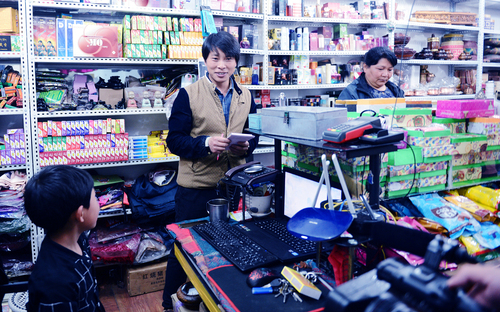 4小高邊整理貨,，邊囑咐兒子做好功課