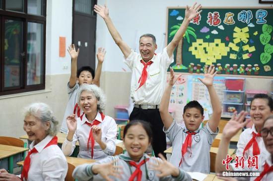 資料圖：老人們?cè)诮淌覂?nèi)和孩子們玩的不亦樂乎,。泱波 攝