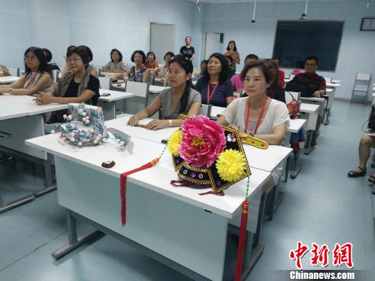 教師們在認(rèn)真聆聽講座,。圖片由寧夏自治區(qū)外(僑)辦提供。寧夏自治區(qū)外(僑)辦 攝