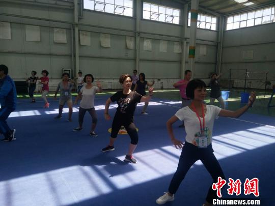 海外華文教師體驗太極拳,。圖片由寧夏自治區(qū)外(僑)辦提供。寧夏自治區(qū)外(僑)辦 攝