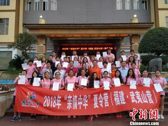 中國僑網(wǎng)33位海外華裔青少年拿到了夏令營結(jié)業(yè)證書,，將陸續(xù)返回美國,、加拿大,、德國等居住國,?！×謺缘?攝