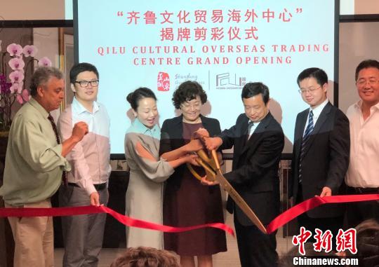 當?shù)貢r間7月30日上午,，“齊魯文化貿(mào)易海外中心”揭牌剪彩儀式在美國加利福尼亞州洛杉磯郡帕薩迪納市的尼山國際舉行。圖為中國駐洛杉磯總領(lǐng)館文化參贊古今(圖右三),、山東省商務(wù)廳副廳長呂偉(圖左四),、尼山國際總裁烏蘭(圖左三)為中心剪彩?！埶?攝