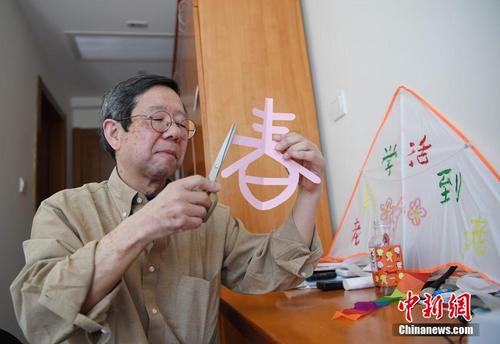 中國(guó)僑網(wǎng)資料圖：日本七旬“讀書郎”入讀中國(guó)高校學(xué)漢語,，加納正司在宿舍剪紙，他說他很喜歡中國(guó)的文化,。張瑤 攝