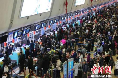 2018年上半年出境游人次達到了7131萬,，同比增長15???資料圖)仇建 攝