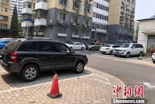 北京某小區(qū)內(nèi)停在停車位或小區(qū)路邊的車,。<a target='_blank' href='http://www.chinanews.com/' >中新網(wǎng)</a>記者 程春雨 攝