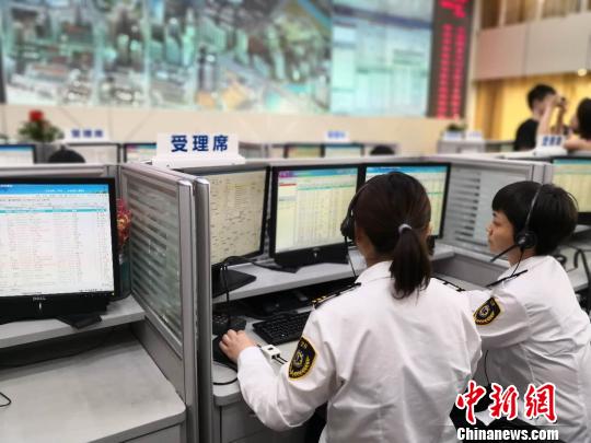 當(dāng)下正值高溫天,，上海市120日均出車2500次，數(shù)量比平時(shí)高出11%,?！￡愳o 攝