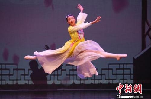 中國僑網(wǎng)獨舞《唐人三彩》?！∮嗳鸲z