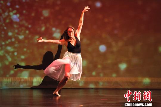 加拿大伯靈頓藝術(shù)家表演的獨舞《An Excerpt》?！∮嗳鸲?攝