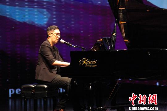 加拿大表演者獻(xiàn)演鋼琴彈唱,。　余瑞冬 攝