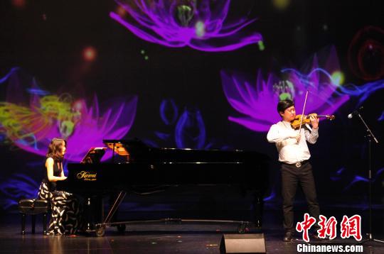 小提琴鋼琴協(xié)奏《梁?！?。　余瑞冬 攝