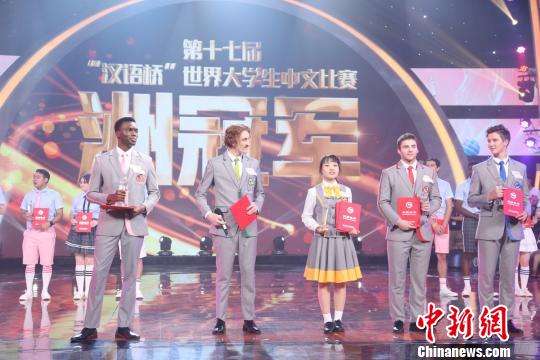 在總決賽比拼的五位選手展示獲獎證書,。節(jié)目組供圖