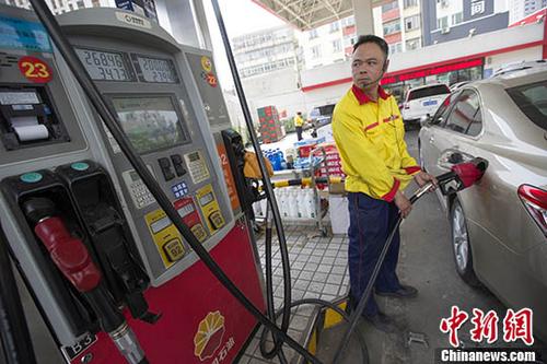5月25日,，山西太原,，加油站工作人員正在加油。 <a target='_blank' href='http://www.chinanews.com/'>中新社</a>記者 張云 攝