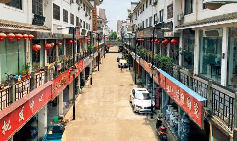 32-1 空無一人的街巷、關(guān)張倒閉的瓷器店,、紛紛轉(zhuǎn)行撤離的畫師……泡沫被刺破之后,，景德鎮(zhèn)的“大師瓷”市場陷入了歷史的冰點,?！吨袊?jīng)濟(jì)周刊》記者 郭芳 攝