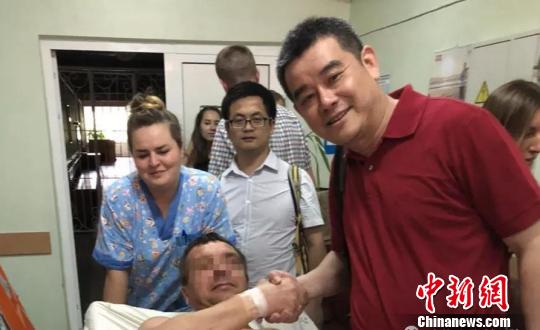 手術(shù)后,，何奔教授與烏克蘭患者合影?！￡愳o 攝