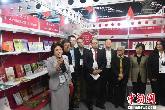 圖為中國(guó)圖書進(jìn)出口(集團(tuán))總公司項(xiàng)目管理部經(jīng)理汪芳(左一)主持贈(zèng)書儀式?！∧尚?攝