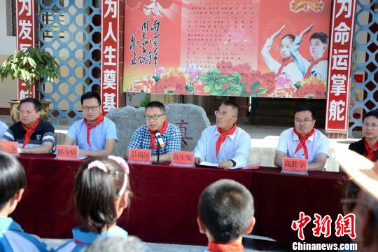 安定區(qū)黑山中心小學(xué)幫扶活動現(xiàn)場,?！埥鸫?攝