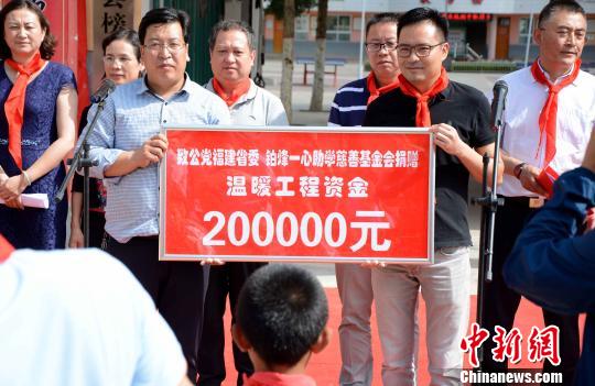 通渭榜羅小學(xué)溫暖工程資金捐贈儀式?！埥鸫?攝