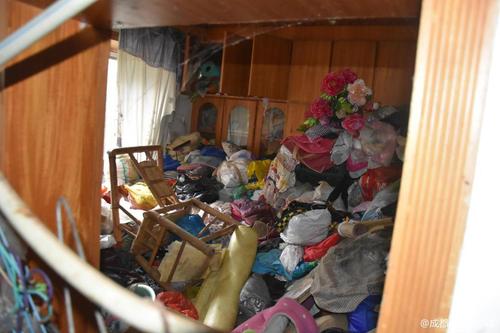 女子家中堆放大量垃圾被起訴:16人花1天清出30車(chē)