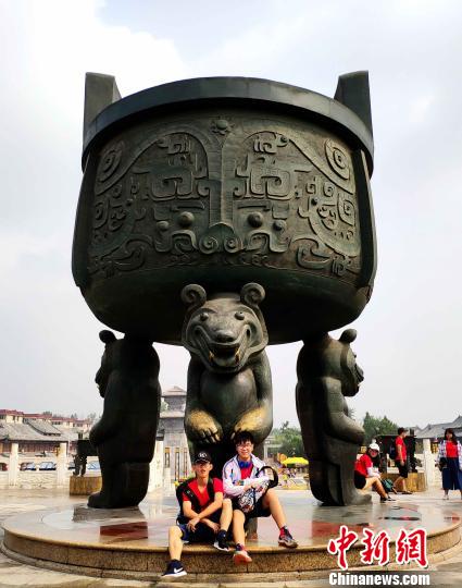 營員與“有熊鼎”合影留念,。何凌霄 攝