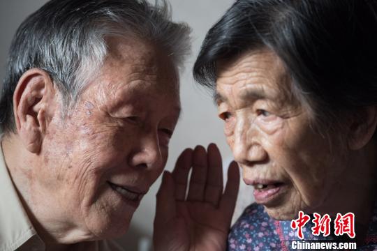 喬森的聽力日漸下降，王滿科便成了她的耳朵,?！№f亮 攝