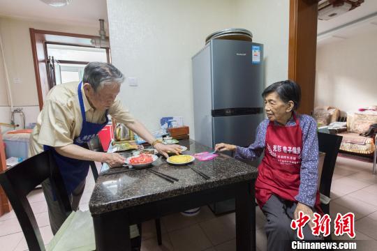 喬森身體不好，王滿科便每天為她做飯,?！拔也恢肋€有多少時(shí)間可以陪他。剩他一個(gè)人沒法活,，人越老越有這個(gè)體會,。”喬森眼里泛起了淚花,?！№f亮 攝