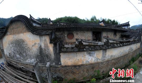 8月初，當?shù)靥厣ㄖ?。巨口鄉(xiāng)最出名的土厝之一駙馬房,。　范崇智　攝