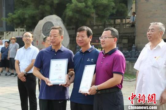 活動(dòng)中,，陽(yáng)城縣統(tǒng)戰(zhàn)部和僑聯(lián)向華裔青少年展示陽(yáng)城獨(dú)特的文化?！“总娚?攝