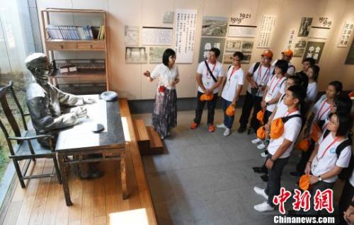 在臺(tái)福州鄉(xiāng)親年輕一代青年學(xué)生參觀福州三坊七巷嚴(yán)復(fù)書院,。記者劉可耕 攝