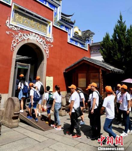 在臺(tái)福州鄉(xiāng)親年輕一代青年學(xué)生參觀福州林則徐紀(jì)念館,。記者劉可耕 攝