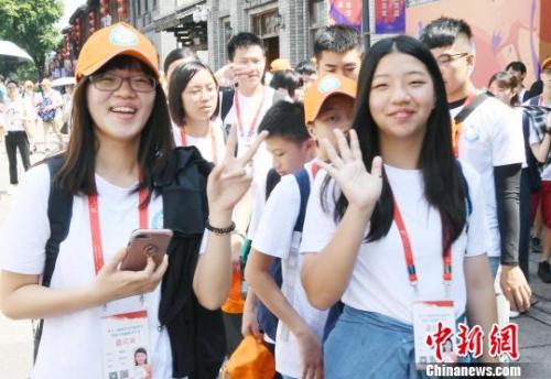 在臺(tái)福州籍青年學(xué)生參觀福州三坊七巷,，展開尋根之旅,。記者劉可耕 攝