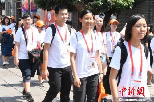 在臺(tái)福州籍青年學(xué)生參觀福州三坊七巷,，展開尋根之旅。記者劉可耕 攝