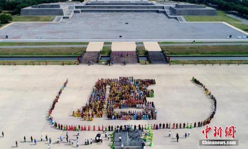 資料圖：西安大明宮內1400名演員拼成一幅巨大的“唐”字,。中新社記者 張遠 攝