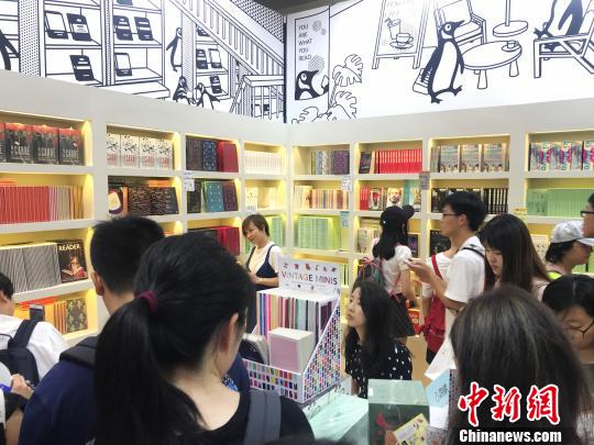 企鵝蘭登,?！⊥躞?攝