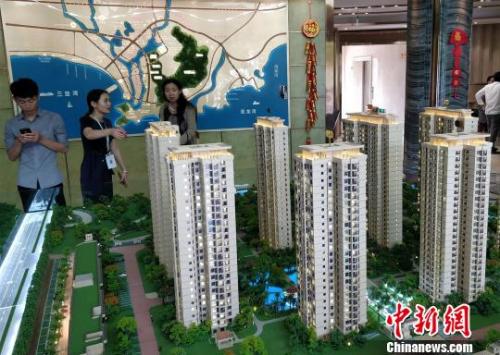 資料圖：購(gòu)房者在三亞一售樓處看沙盤(pán),?！⊥鯐员?攝