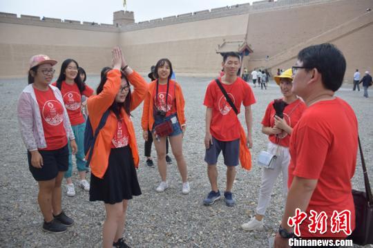 圖為研習營成員在嘉峪關(guān)關(guān)城開展酷跑闖關(guān)活動。陳靜瑤 攝