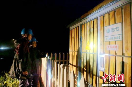 國(guó)網(wǎng)岱山縣供電公司電力員工對(duì)電力設(shè)施進(jìn)行巡檢排查,?！境?攝