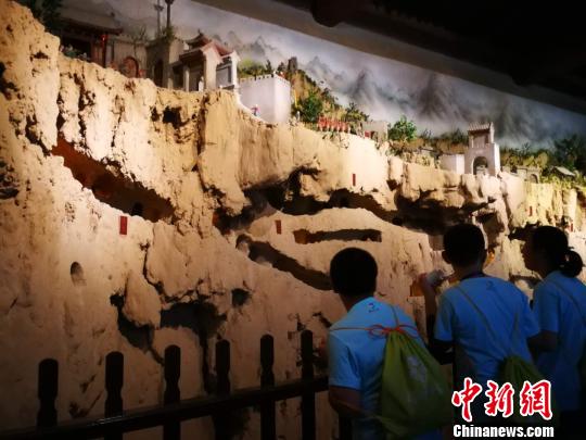 2018“親情中華”夏令營山西太原營營員在張壁古堡模型前駐足,。　楊杰英 攝